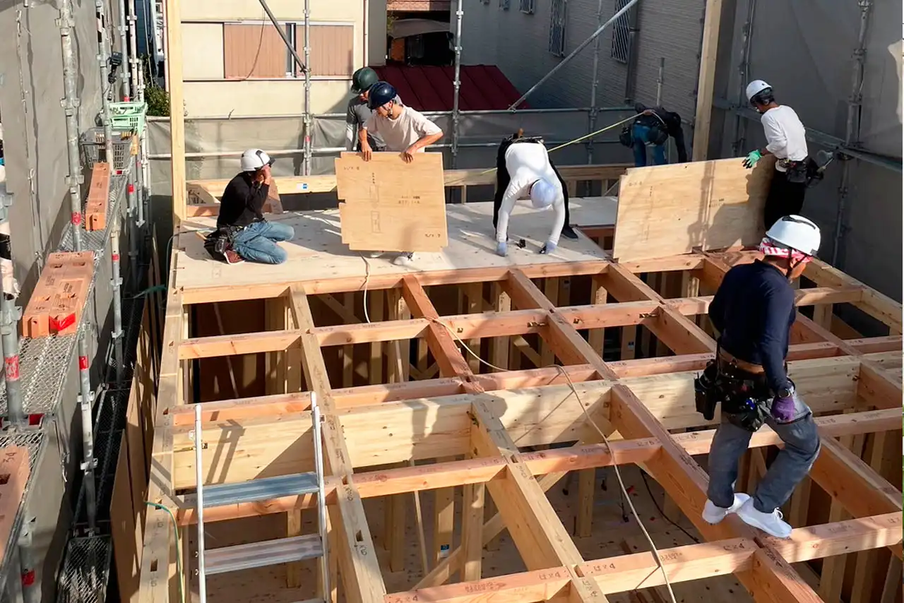 木造住宅の構造を確認しながら施工する現場